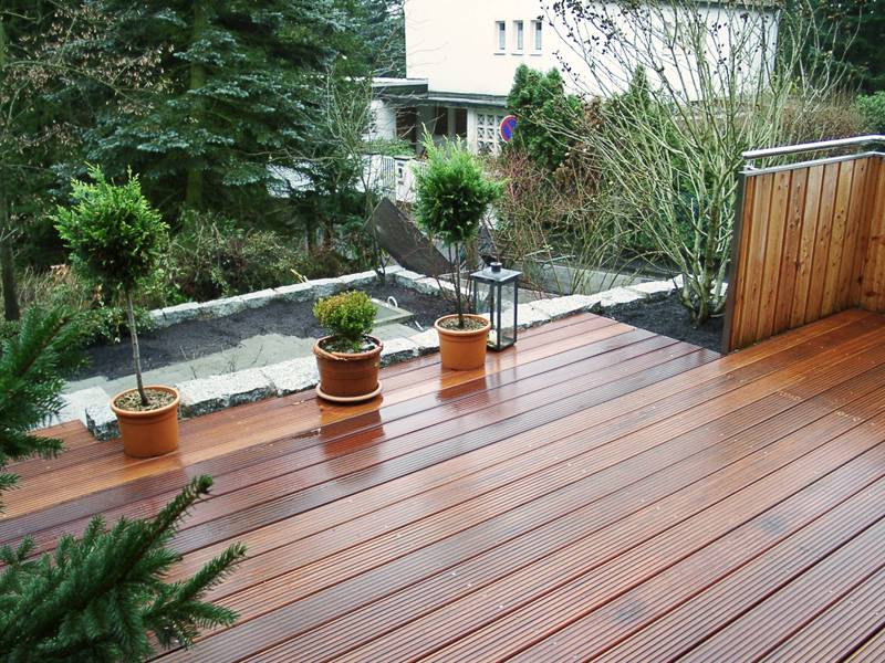 Fertige Holzterrasse mit Kübelpflanzen, gebaut von Spitzbarth Garten- und Landschaftsbau